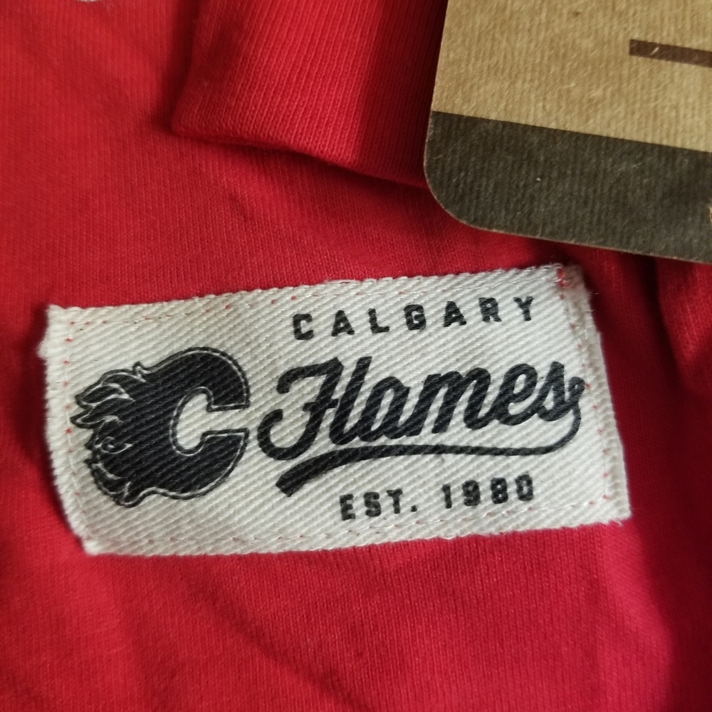 NHL Legacy Collection Calgary Flames Long Sleeve Pullover. - Picture 5 of 8